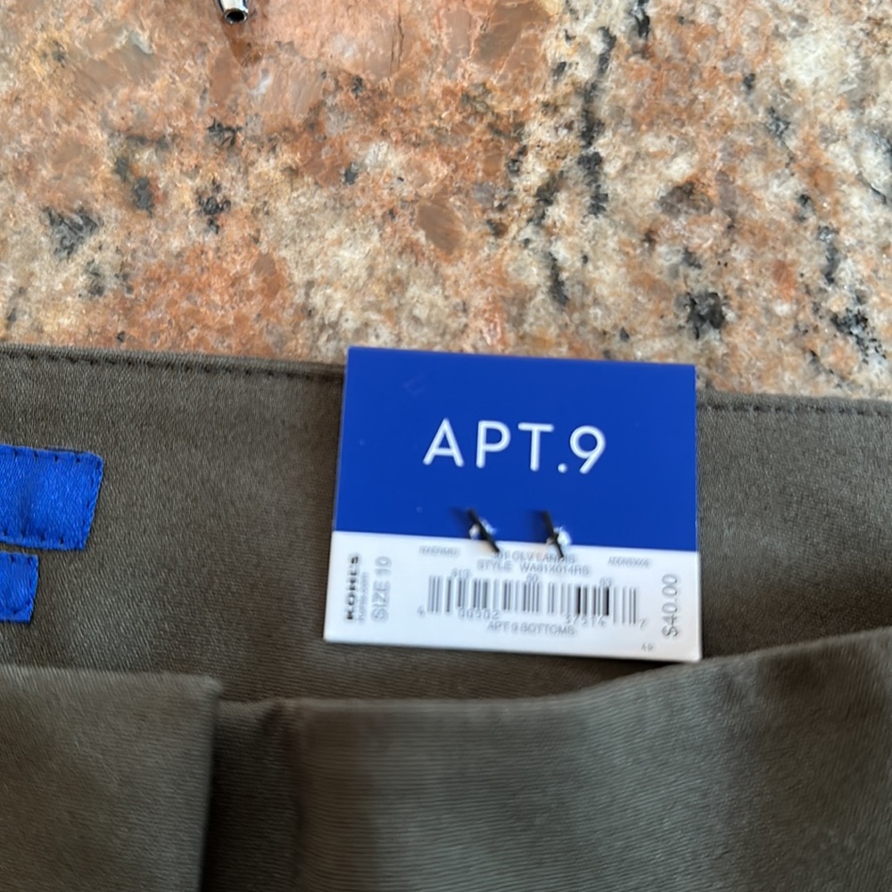 Woman’s Mid Rise, Capris - Picture 4 of 6